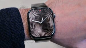 watchOS 26 Introduces Hints to Watch Faces for Enhanced Glanceability