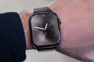watchOS 26 Introduces Hints to Watch Faces for Enhanced Glanceability