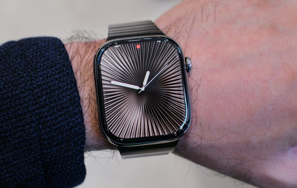 watchOS 26 Introduces Hints to Watch Faces for Enhanced Glanceability