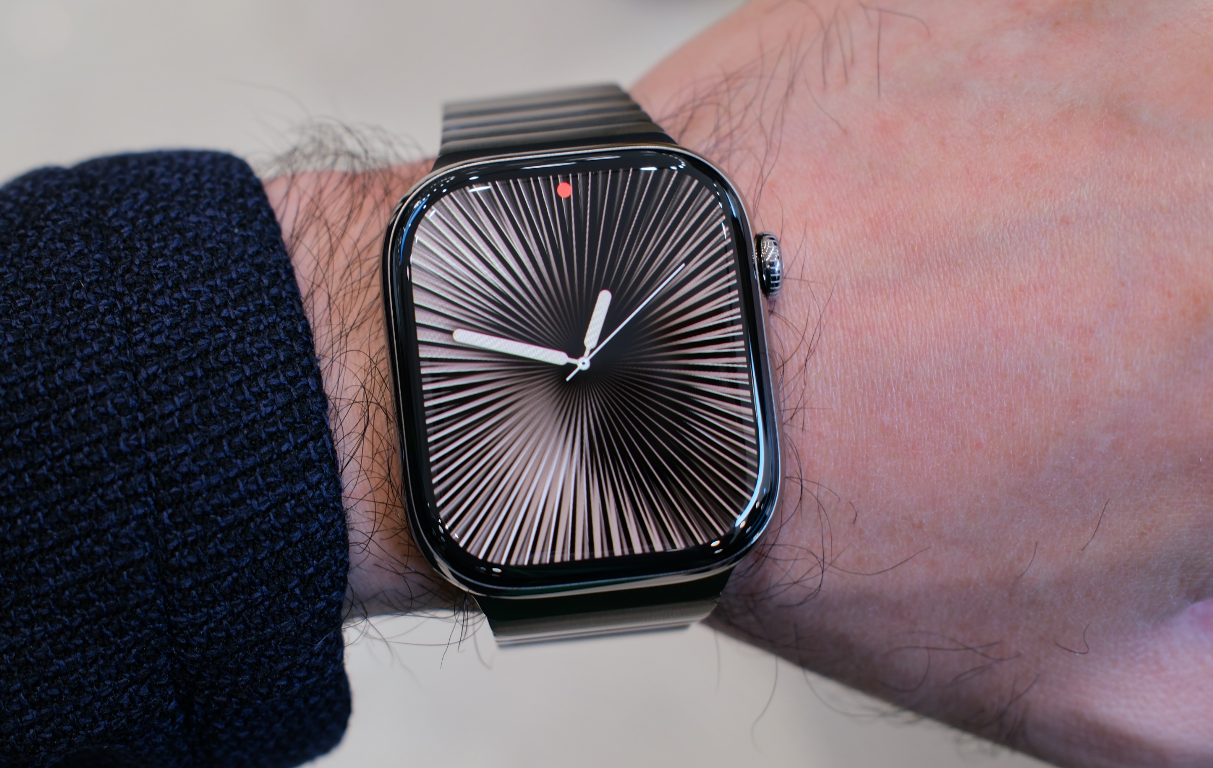 watchOS 26 Introduces Hints to Watch Faces for Enhanced Glanceability